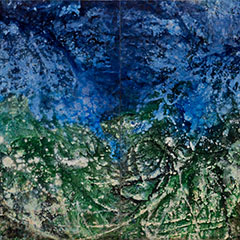 Abstraktes Landschafts-Gemälde in Acryl. Großformatiges Luftbild zeigt Küste mit zerklüfteten Bergen.